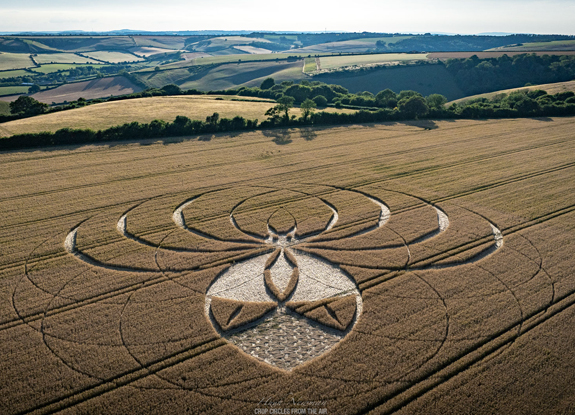 2025年7月10日英国Cerne Abbas麦田怪圈